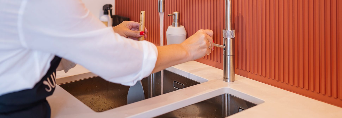 Muurverf in de kleur Zonnesteenrood in de keuken