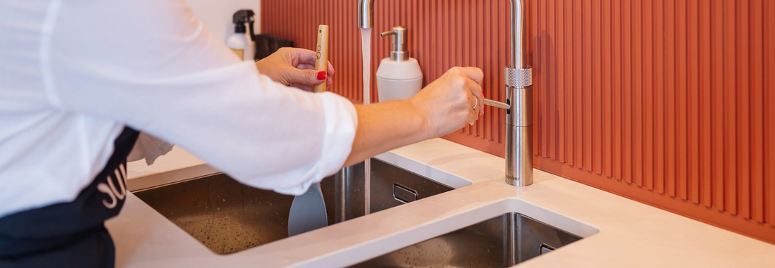 Muurverf in de kleur Zonnesteenrood in de keuken