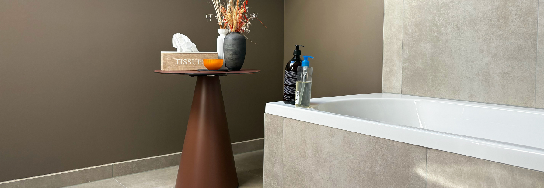 Muurverf in de kleur Hazelnootbeige in de badkamer