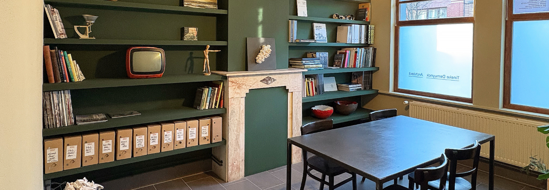 Muurverf in de kleur Peterseliegroen in de bureau