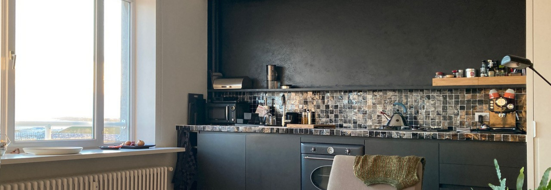 Minerale textuurverf Bruut in de kleur Diepzeezwart in de keuken