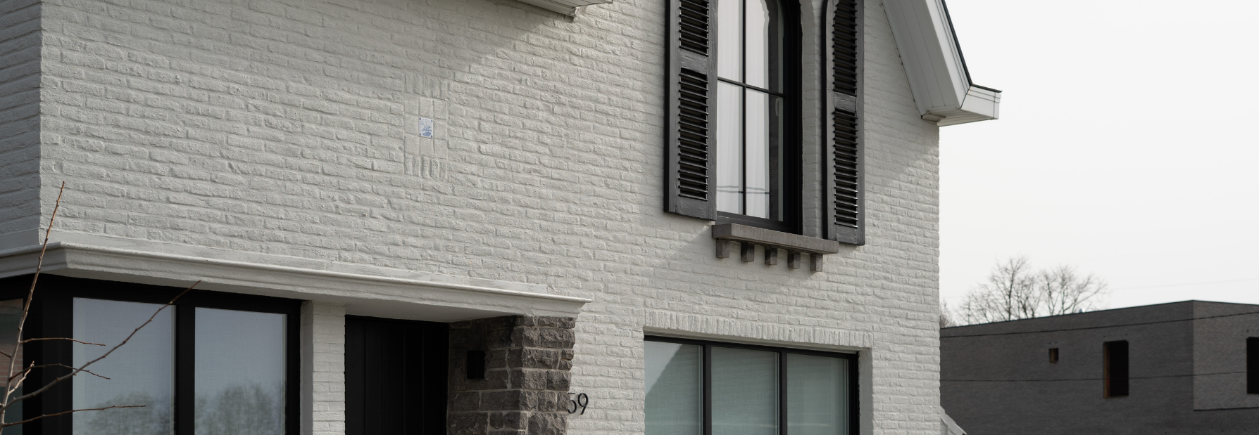 Frisse gevel met muur buiten kalei