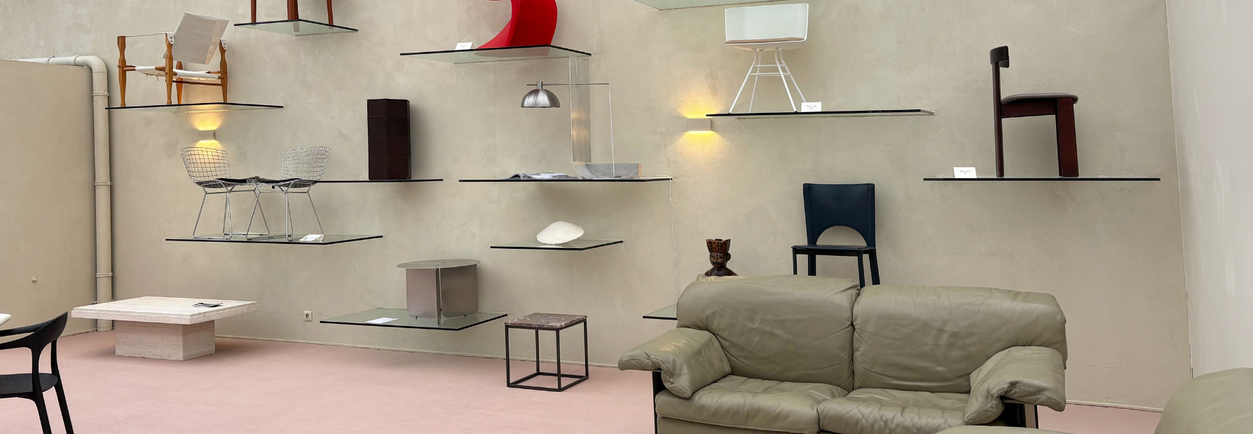 Minerale textuurverf Bruut in de kleur Vanillewit in de showroom