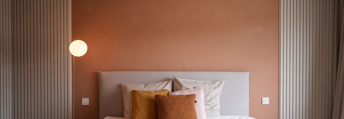 Muurverf in de kleur Riad-Oranje in de slaapkamer
