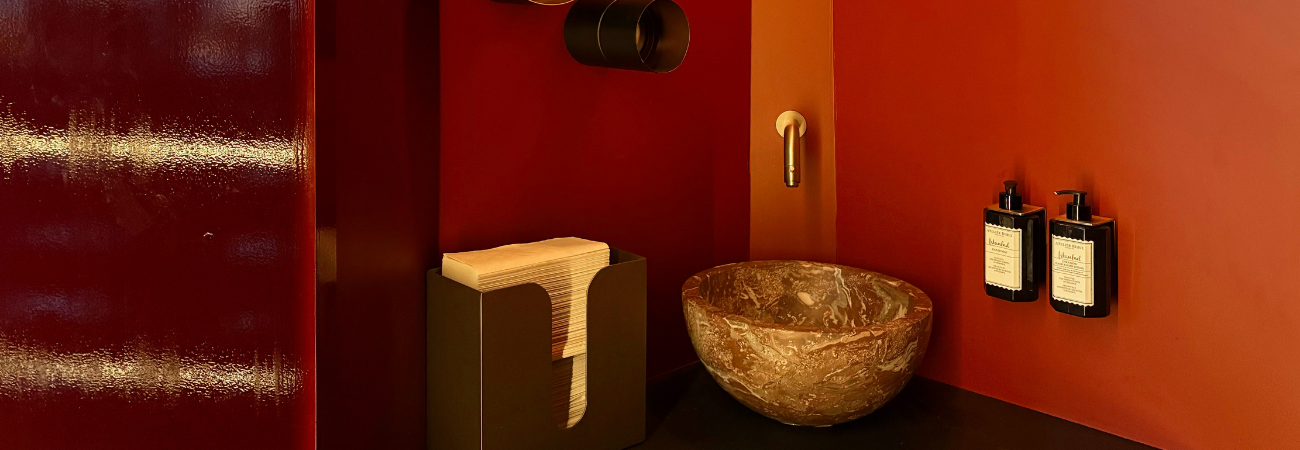 Rode tinten in het toilet