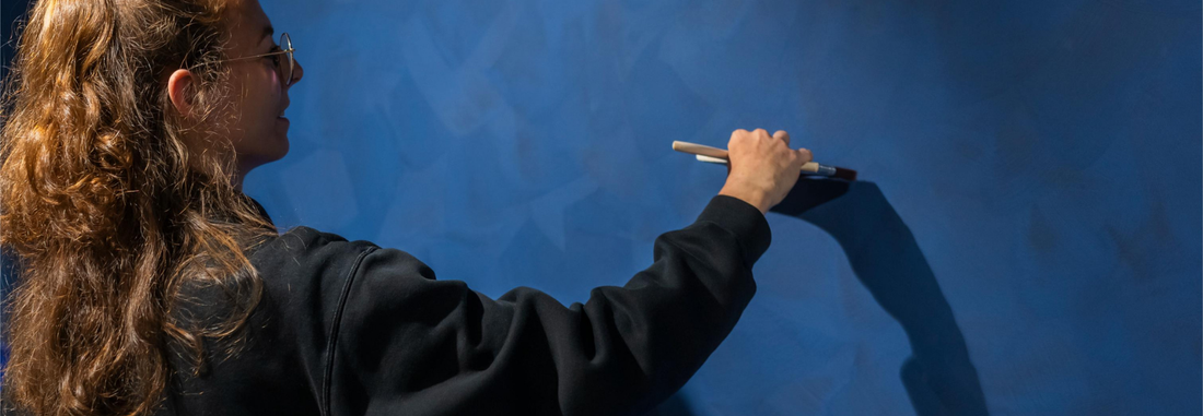 Blauwe Kalkverf muur in de winkel