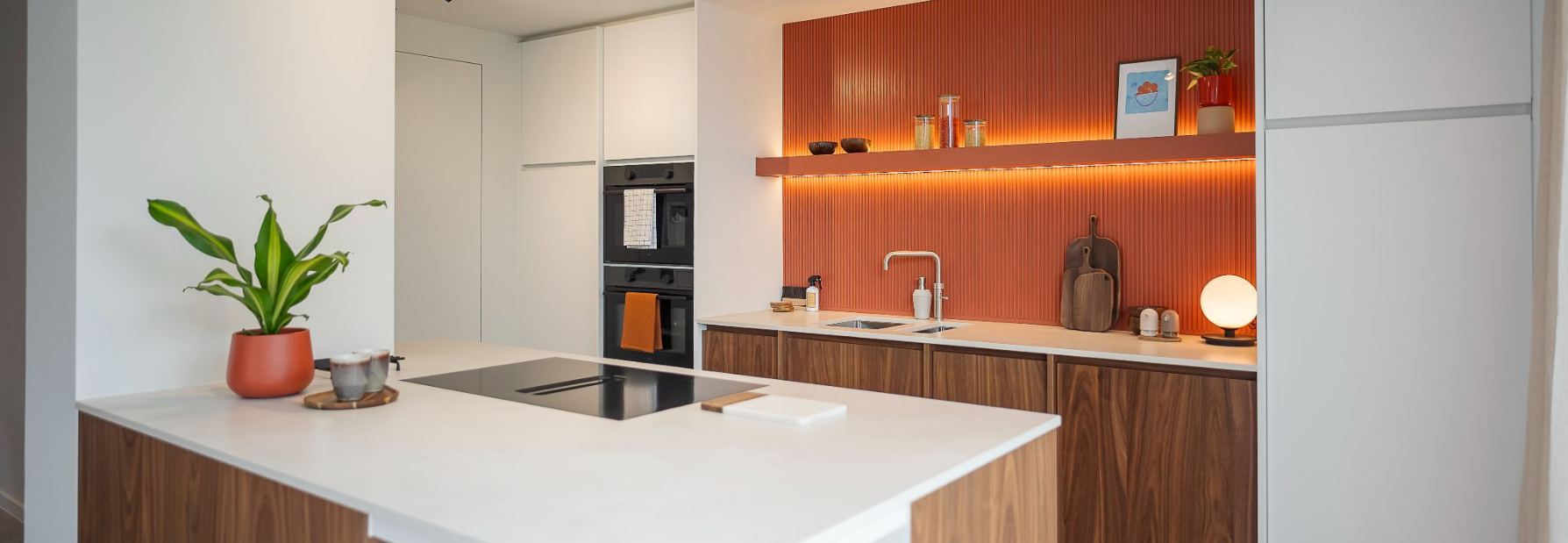Muurverf in de kleur Zonnesteenrood in de keuken