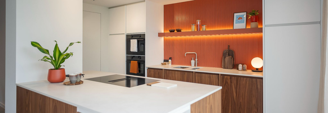 Muurverf in de kleur Zonnesteenrood in de keuken