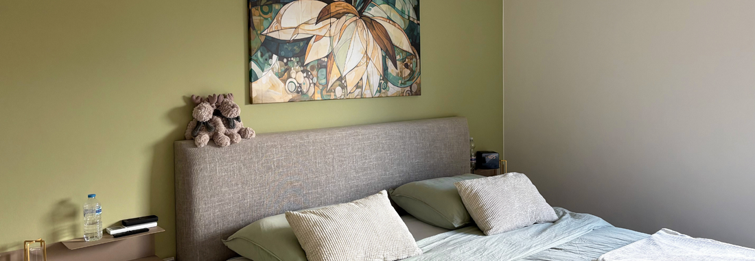 Muurverf in de kleur Kiwigroen in de slaapkamer