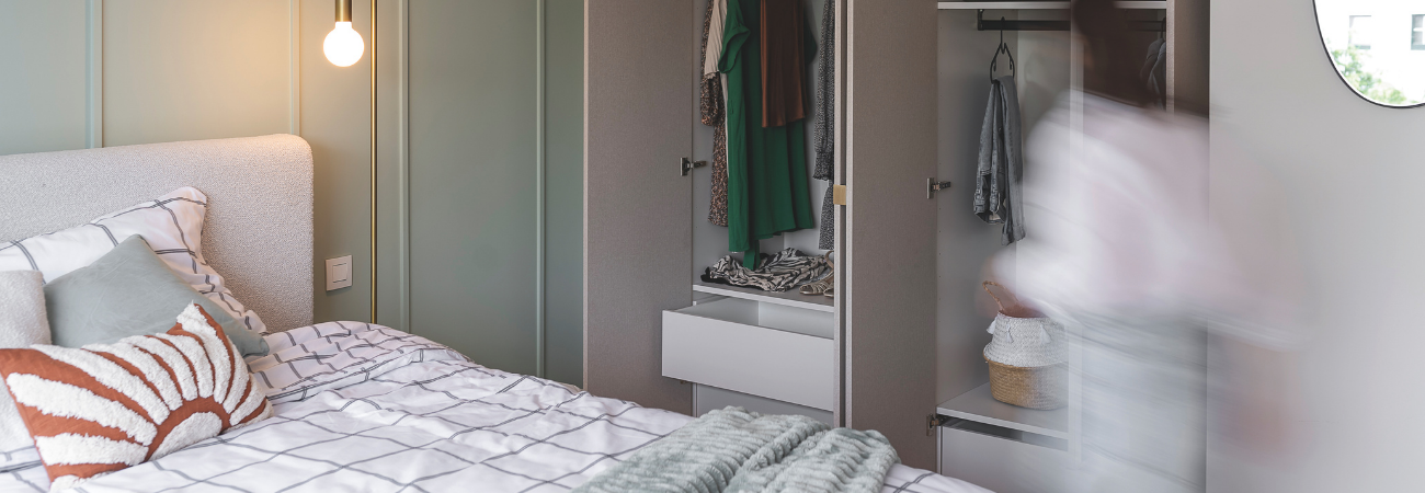 Muurverf in de kleur Berggrasgroen in de slaapkamer