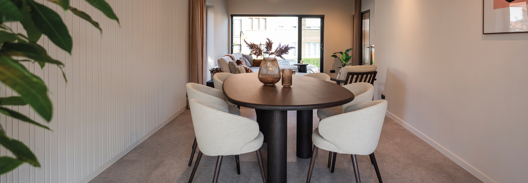 Muurverf in de kleur Kasjmierwit in de woonkamer