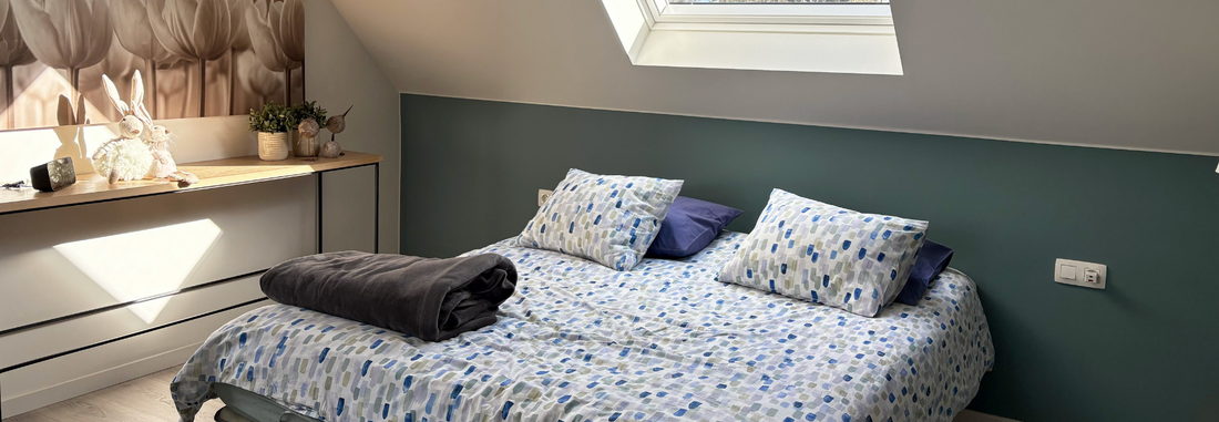 Muurverf in de kleur Zinkblauw in de slaapkamer