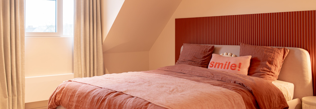 Muurverf in de kleur Toscaansrood in de slaapkamer
