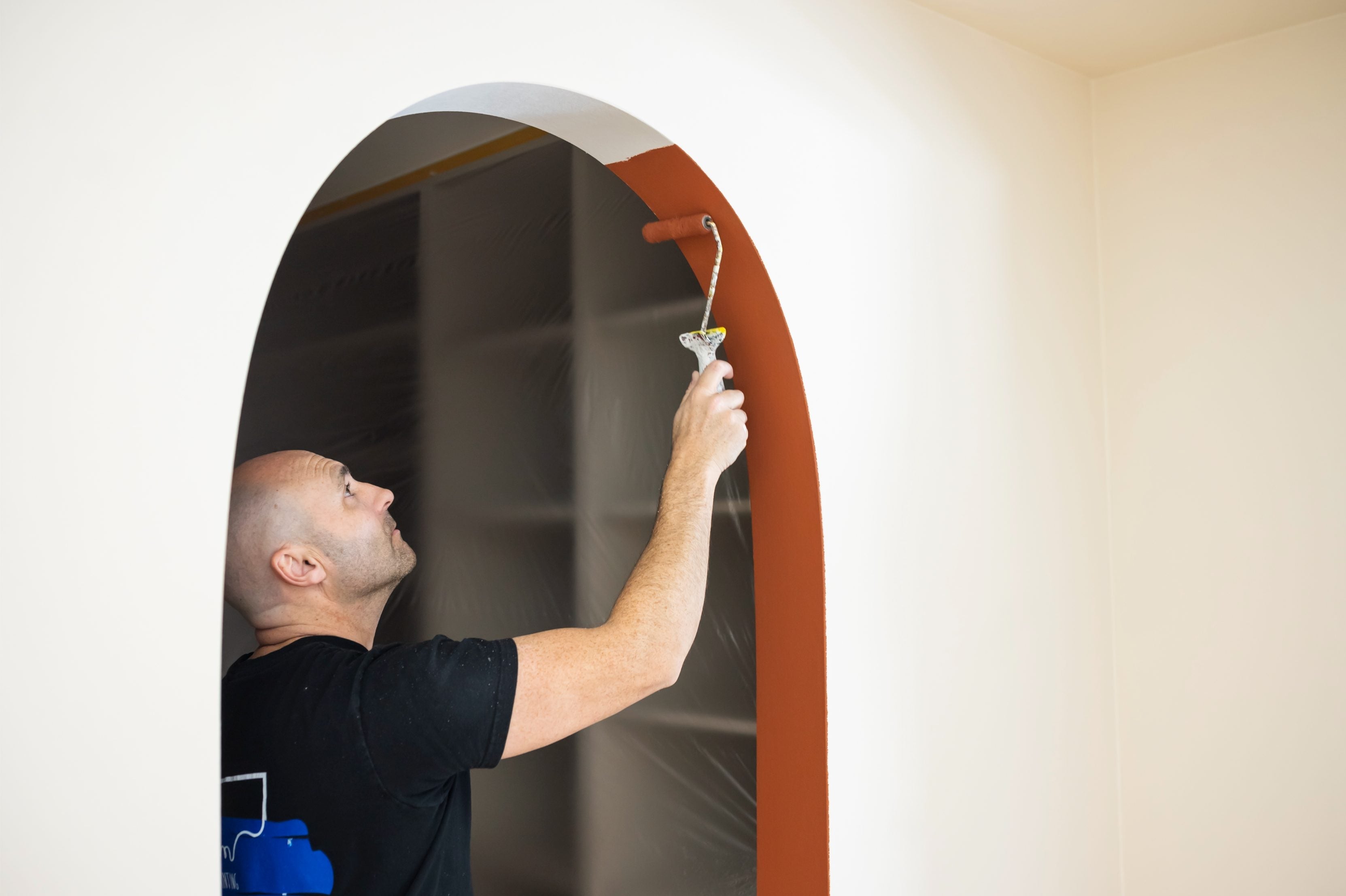 Muur die wordt geschilderd met Primer