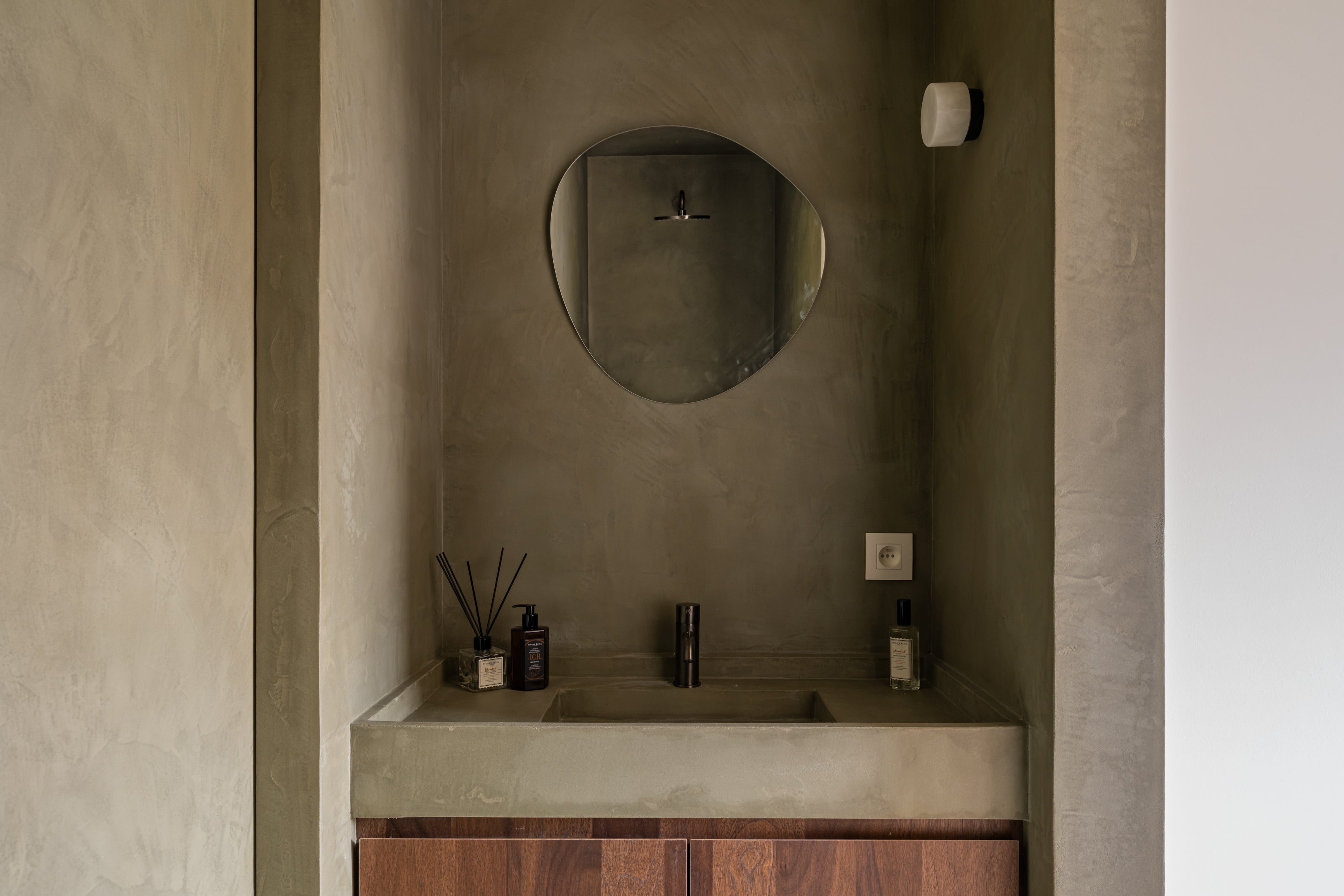 Kalkverf in de kleur Foie Grasbeige in de badkamer