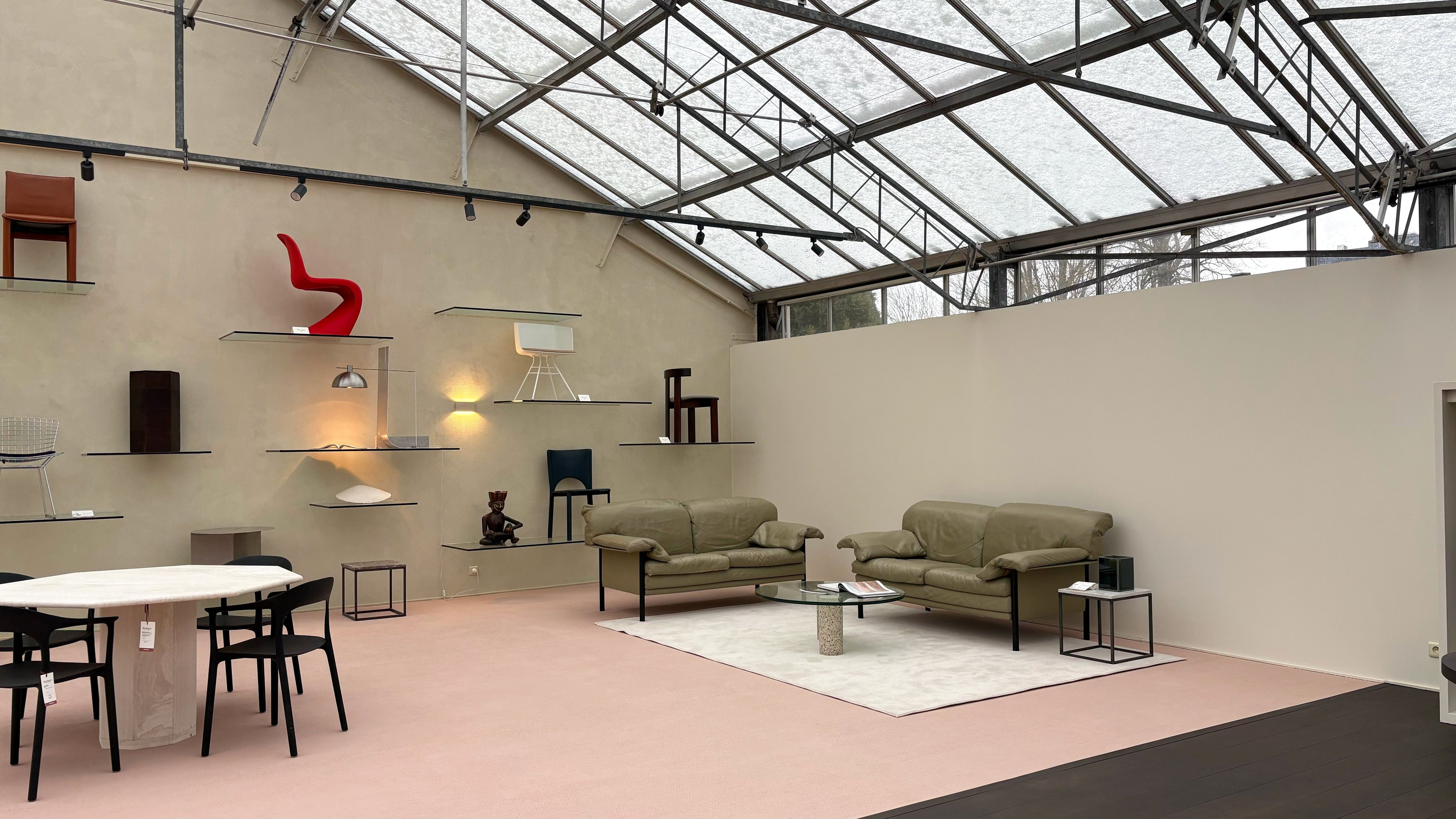 Vloer hydro in de kleur perzikoranje in de showroom
