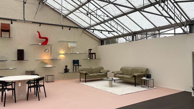 Vloer hydro in de kleur perzikoranje in de showroom