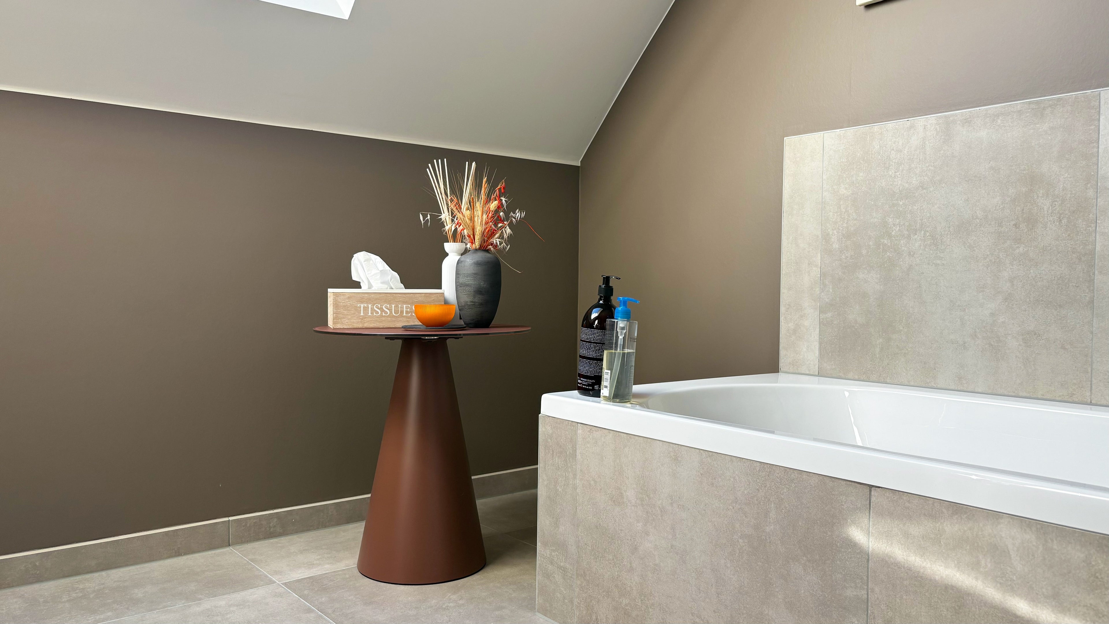 Muur badkamer & keuken in de kleur Hazelnootbeige in de badkamer