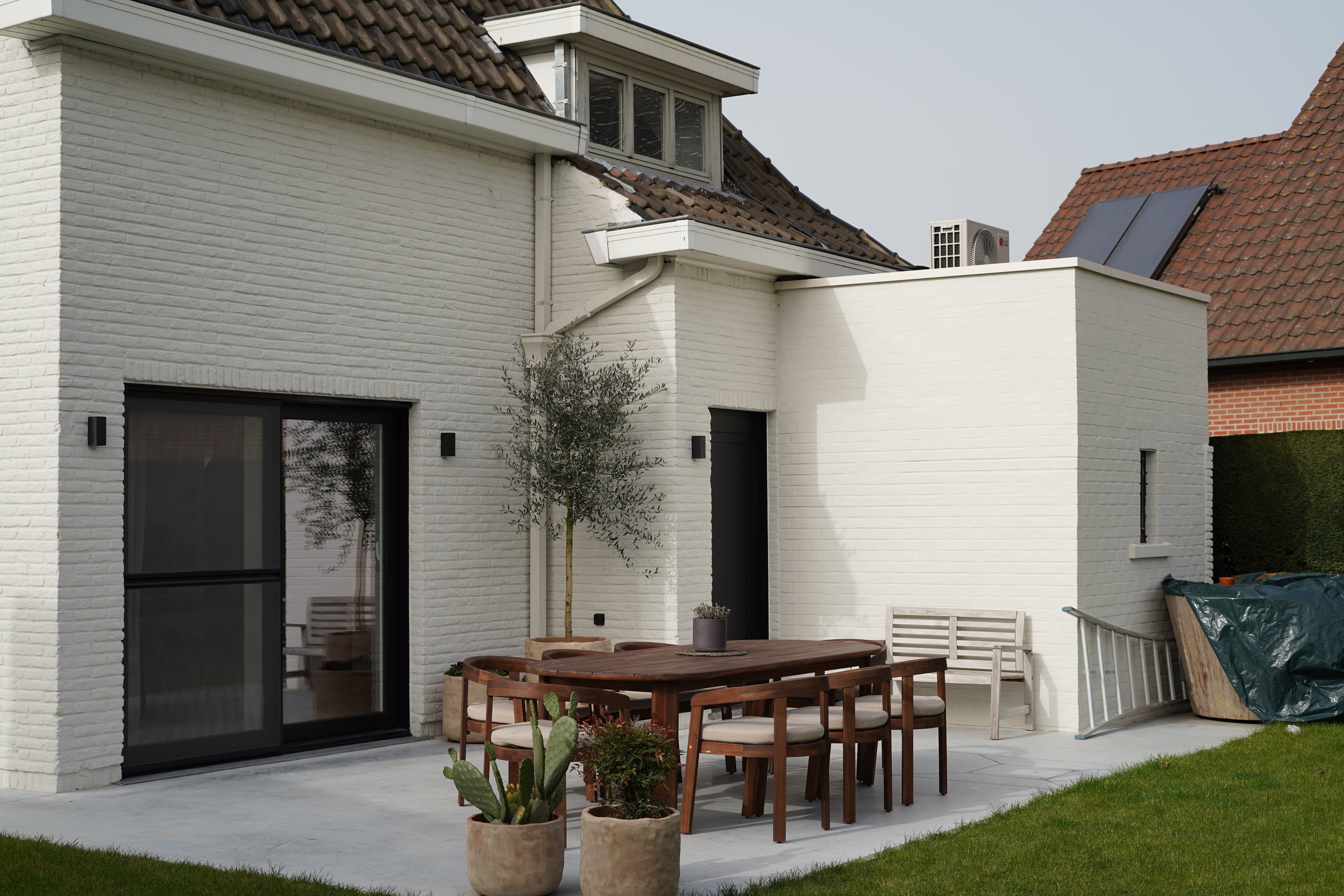 Muur buiten kalei grof op de gevel