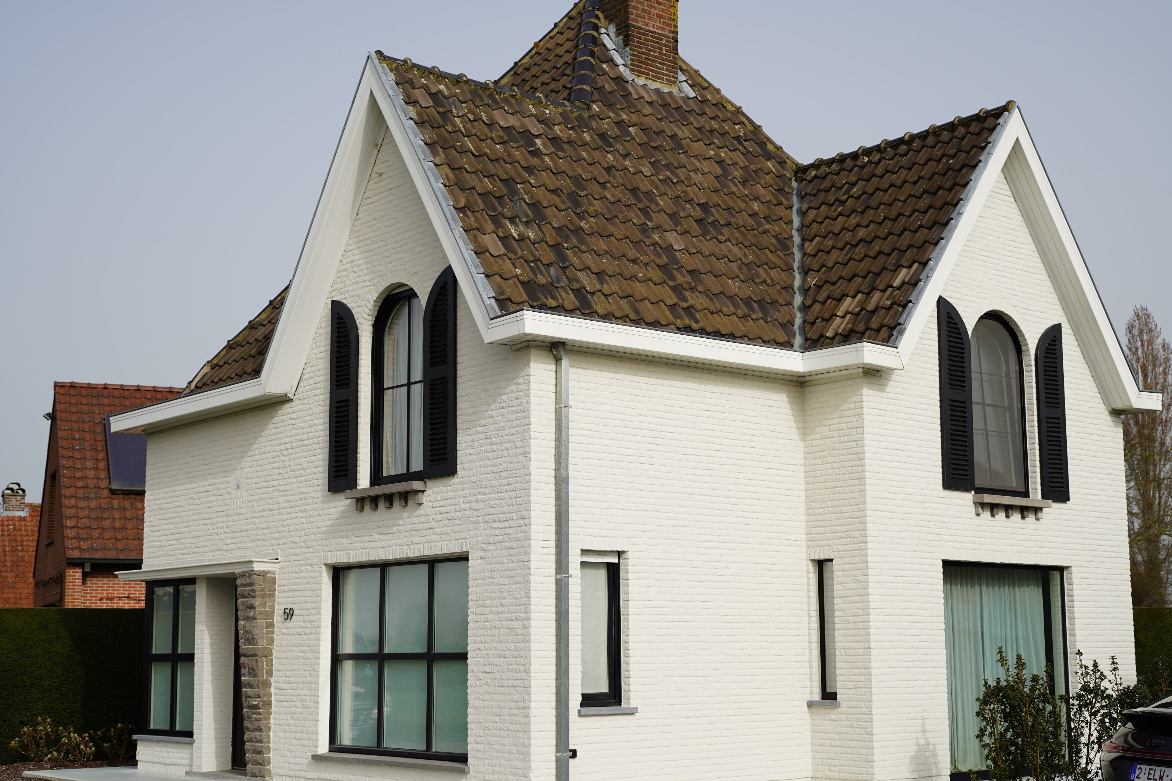 Muur buiten kalei grof op de voorgevel