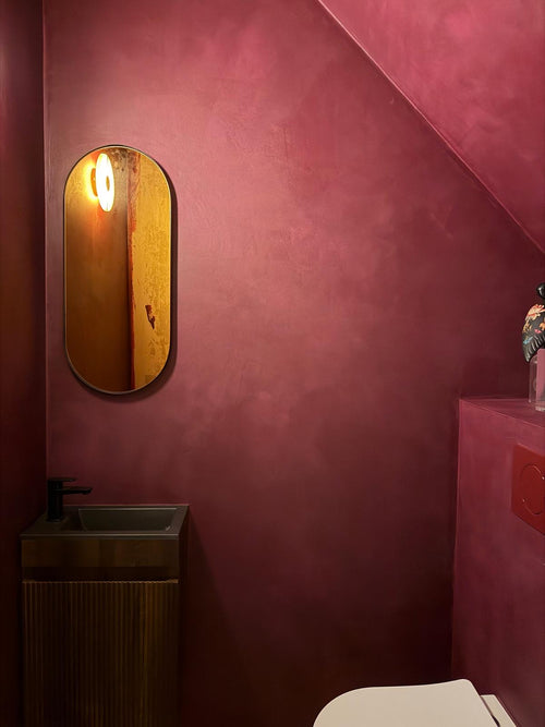 Bruut in de kleur Pruimenrood in de badkamer