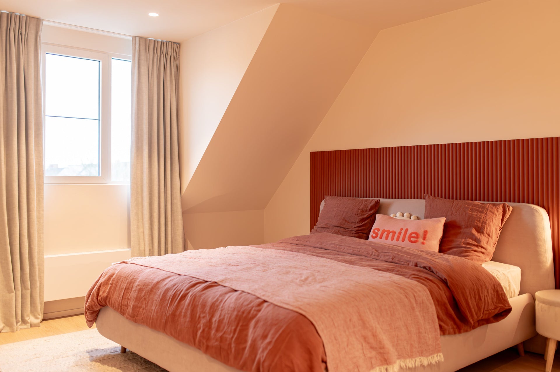 Lak hydro satin in de kleur Zonnesteenrood in de slaapkamer