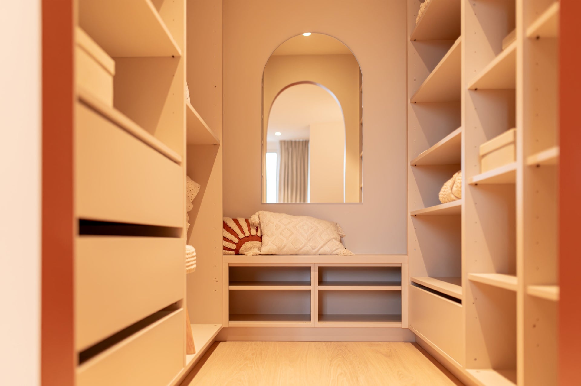 Muur mat in de kleur risottowit in de dressing