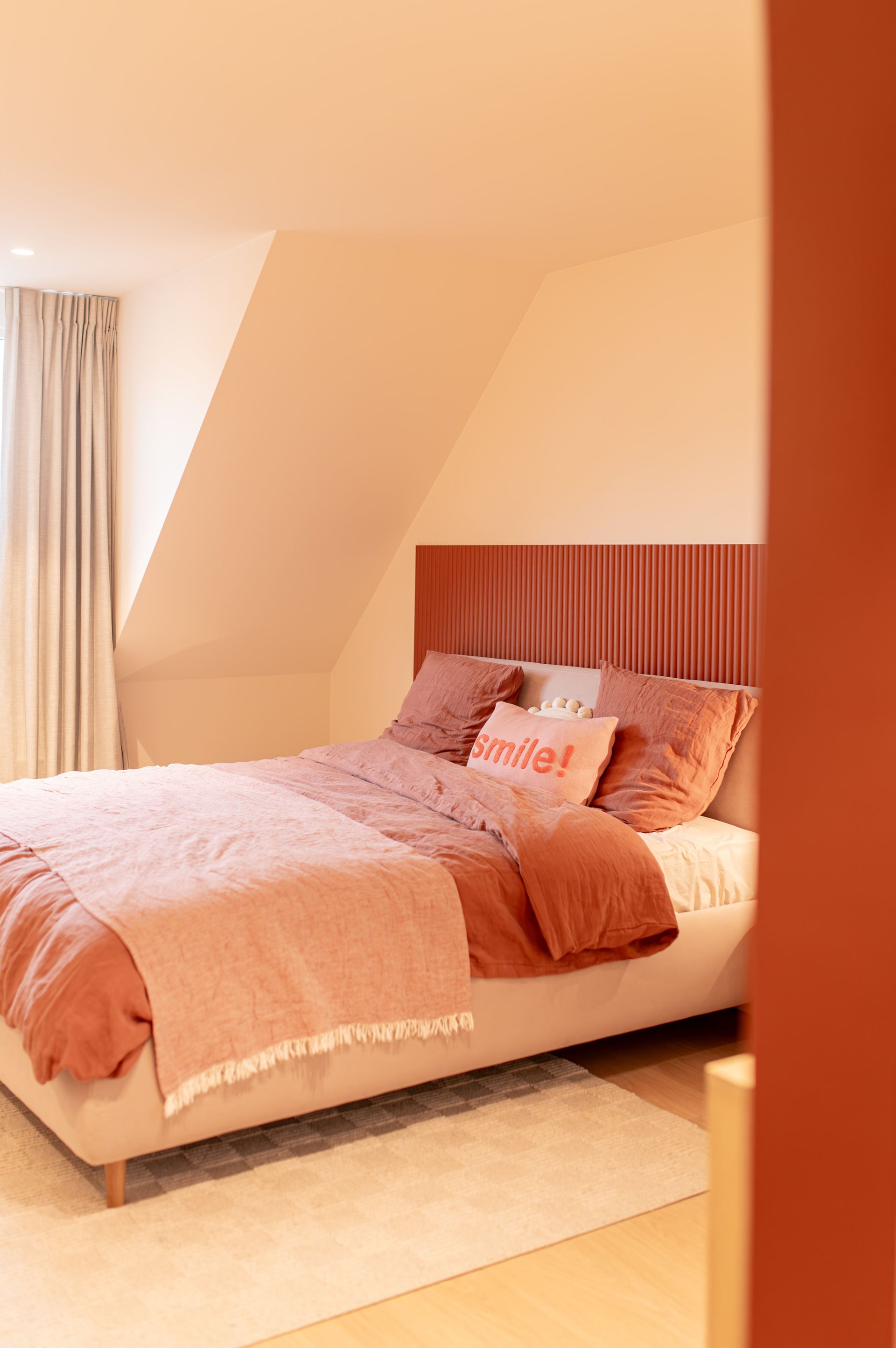 Muur satin in de kleur Vanillewit in de slaapkamer