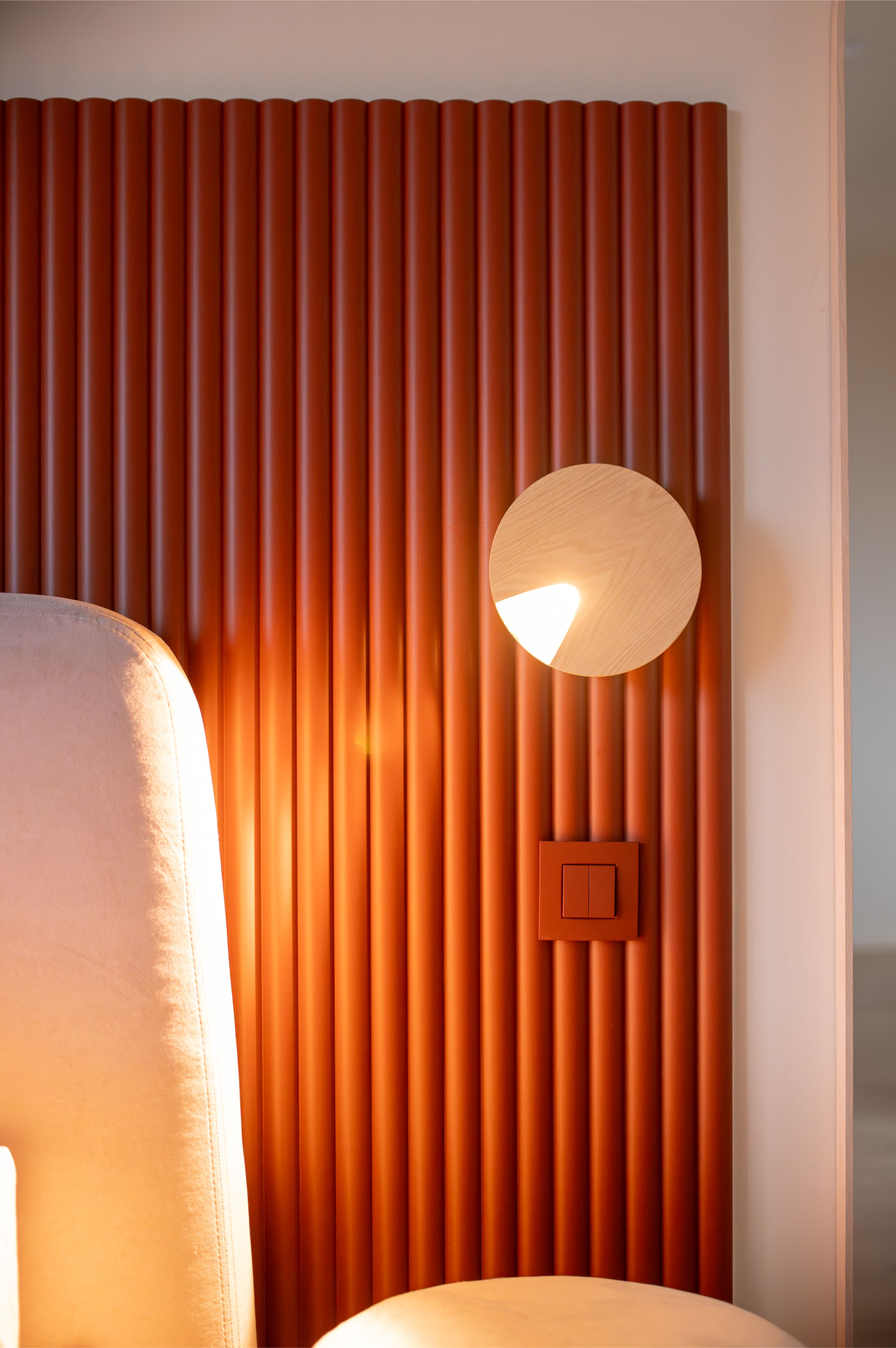 Lak hydro satin in de kleur Zonnesteenrood in de slaapkamer