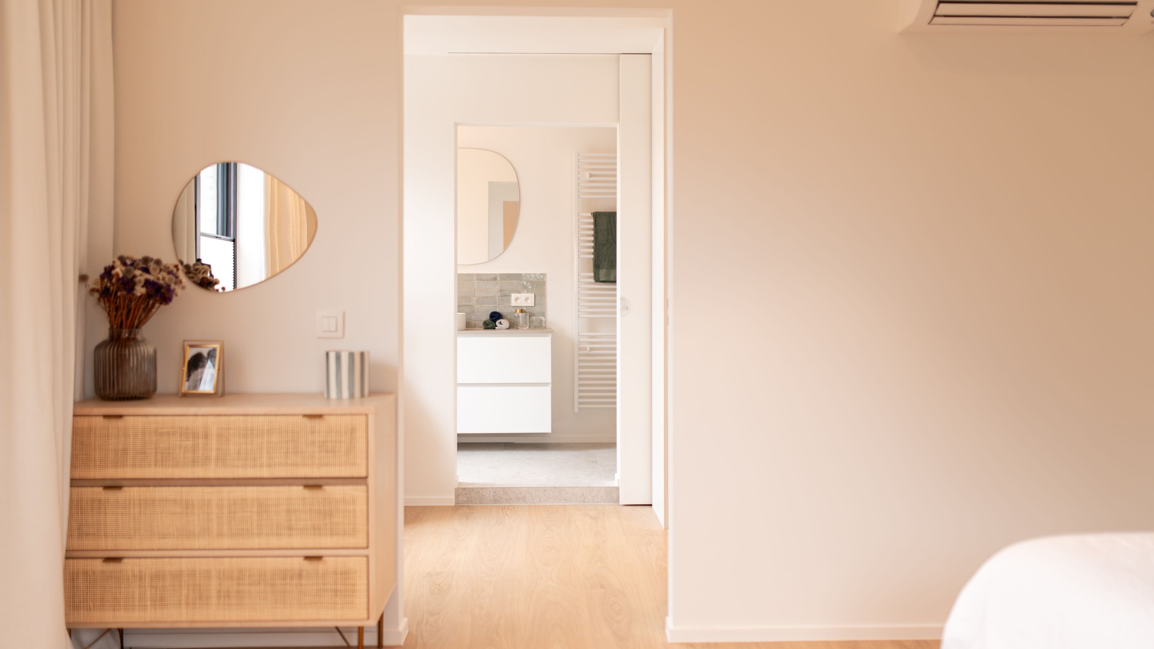 Muur mat in de kleur Vanillewit in de slaapkamer