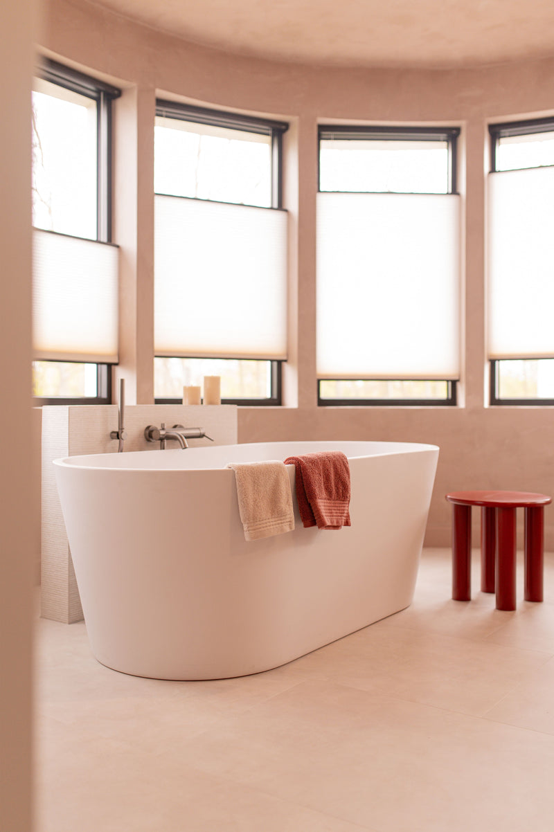 Bruut in de kleur caffe latte beige in de badkamer