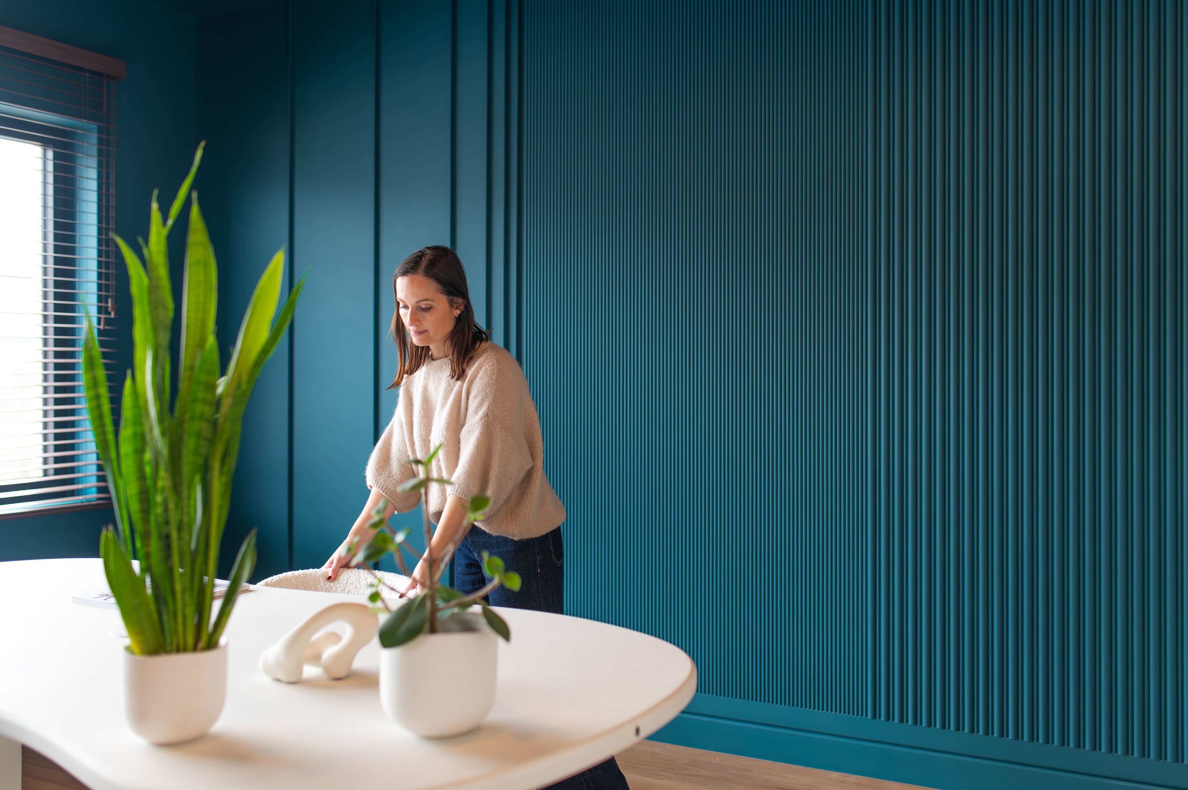 Muur satin in de kleur Marineblauw in de bureau