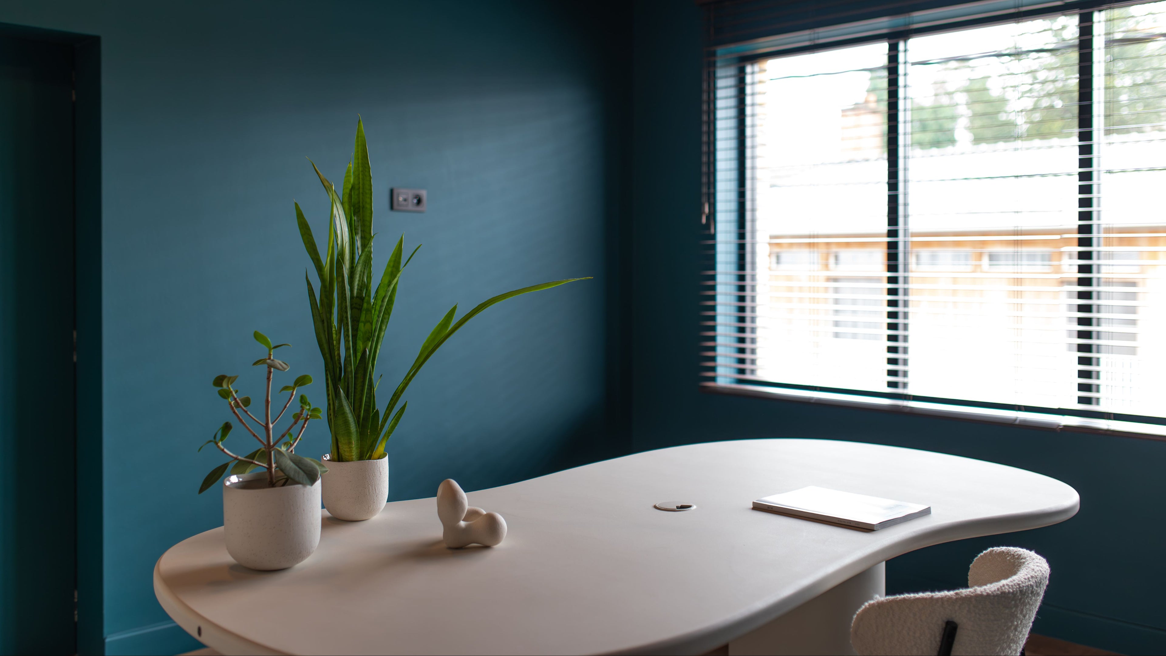 Muur mat in de kleur marineblauw in de bureau