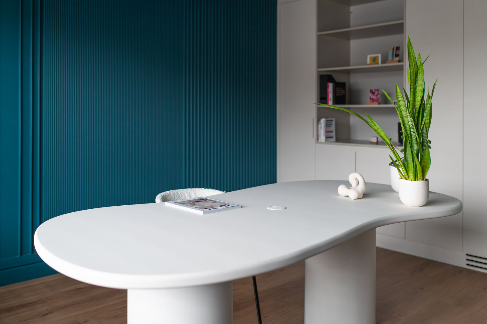Muur mat in de kleur marineblauw in het thuiskantoor