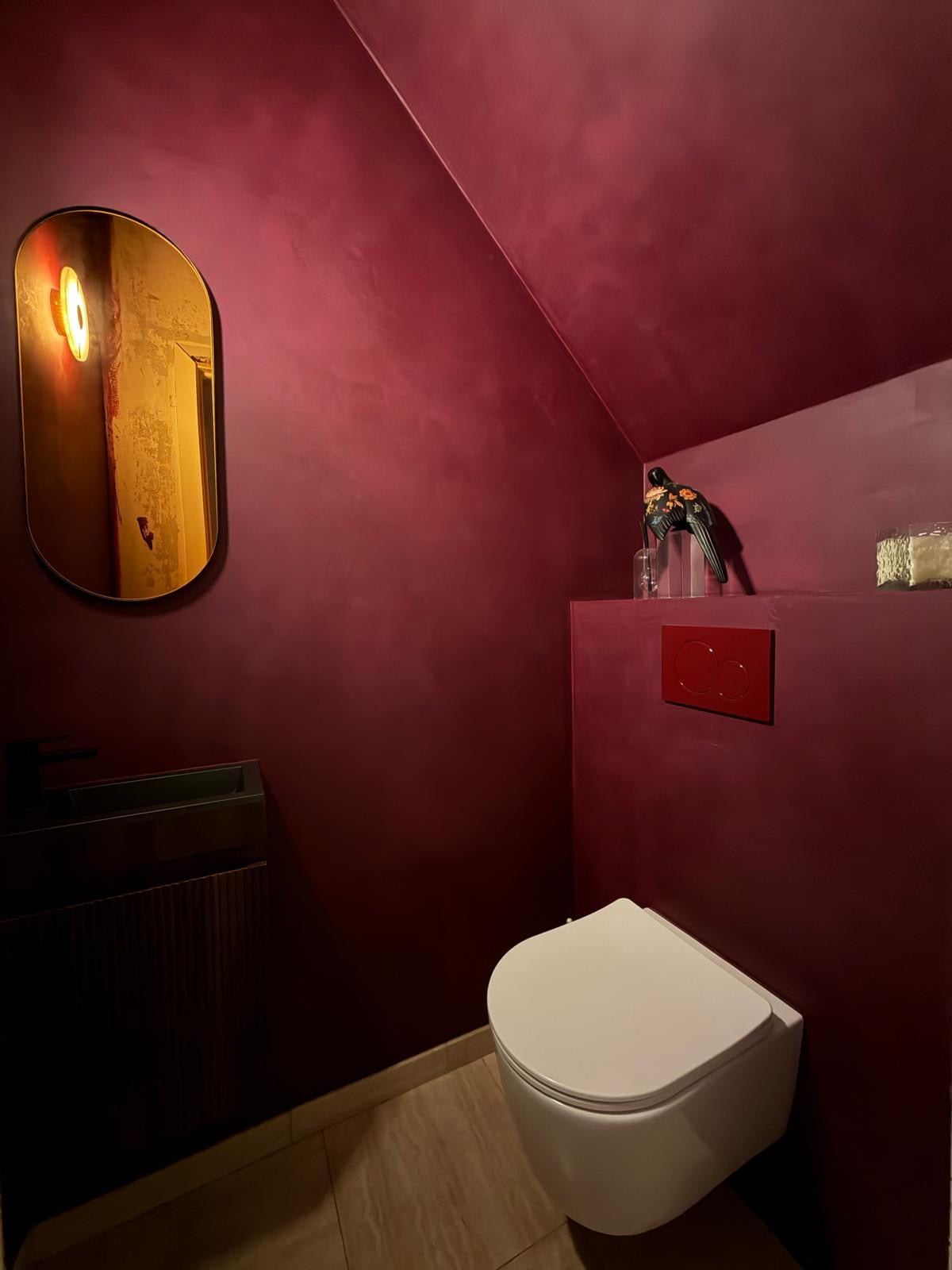 Bruut in de kleur Pruimenrood in de badkamer