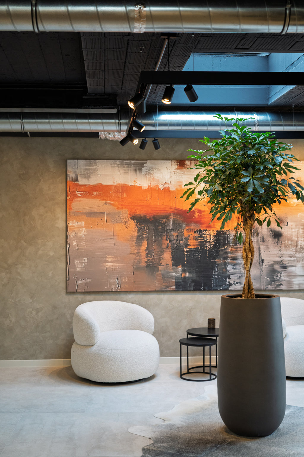 Kalkverf in de kleur Pijnboompitbeige in de kapperszaak