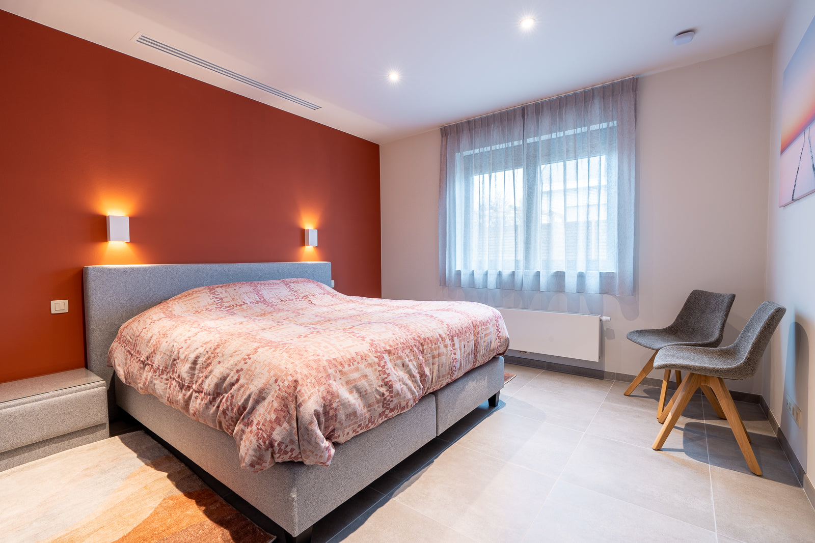 Muur mat in een felle rode kleur in de slaapkamer
