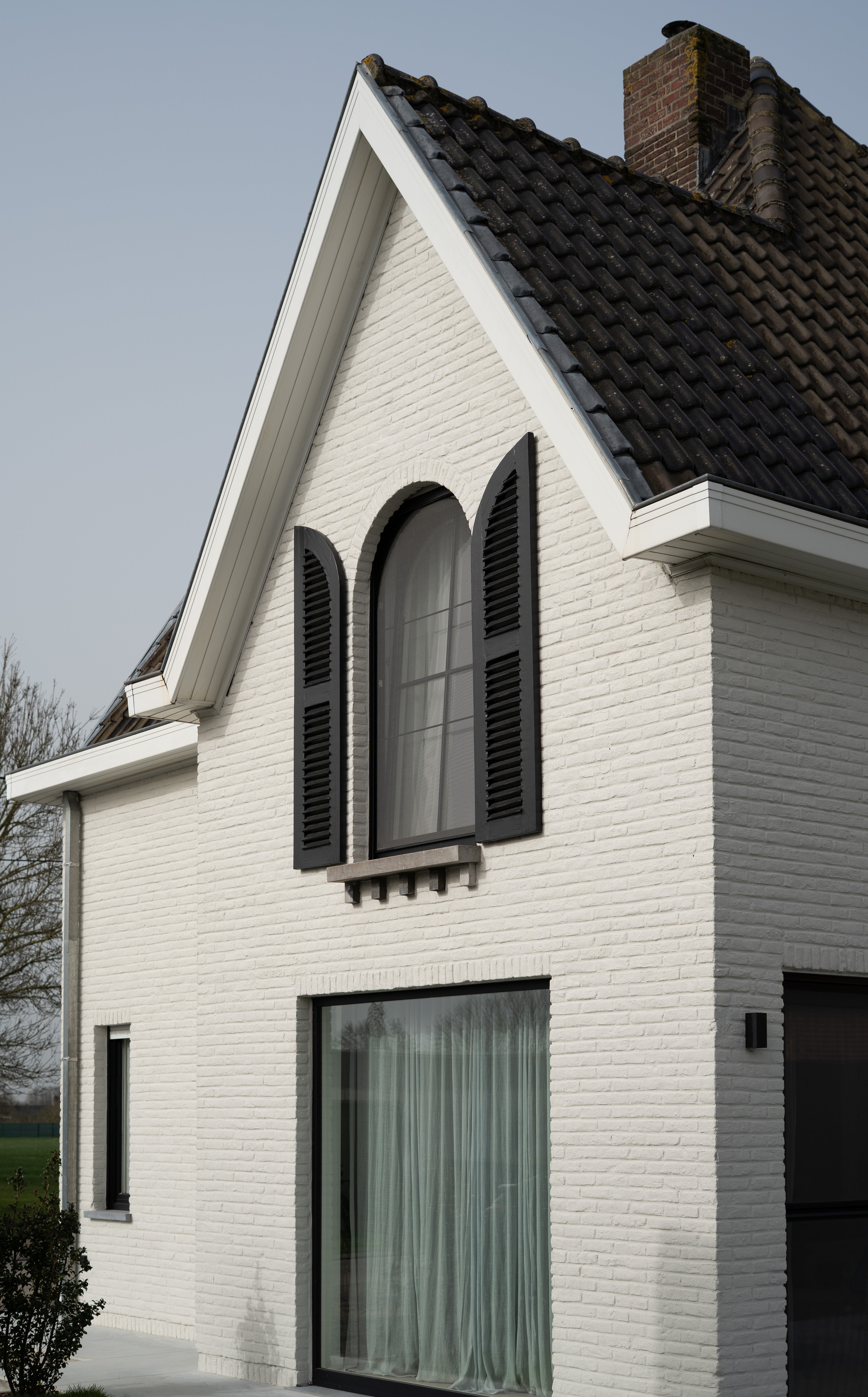 Muur buiten kalei grof op de voorgevel