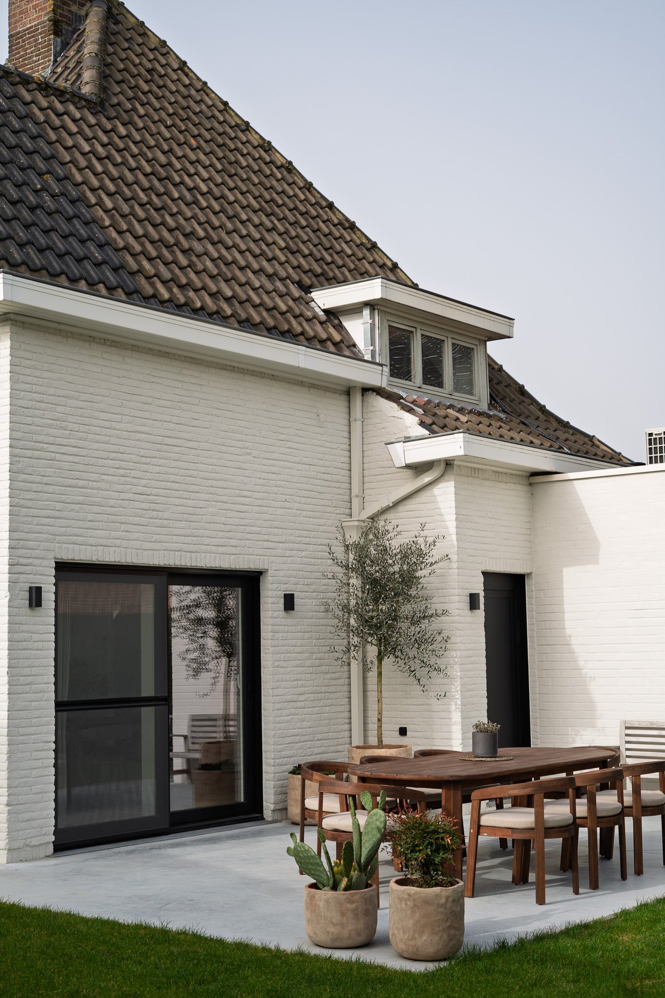 Muur buiten kalei grof op de gevel
