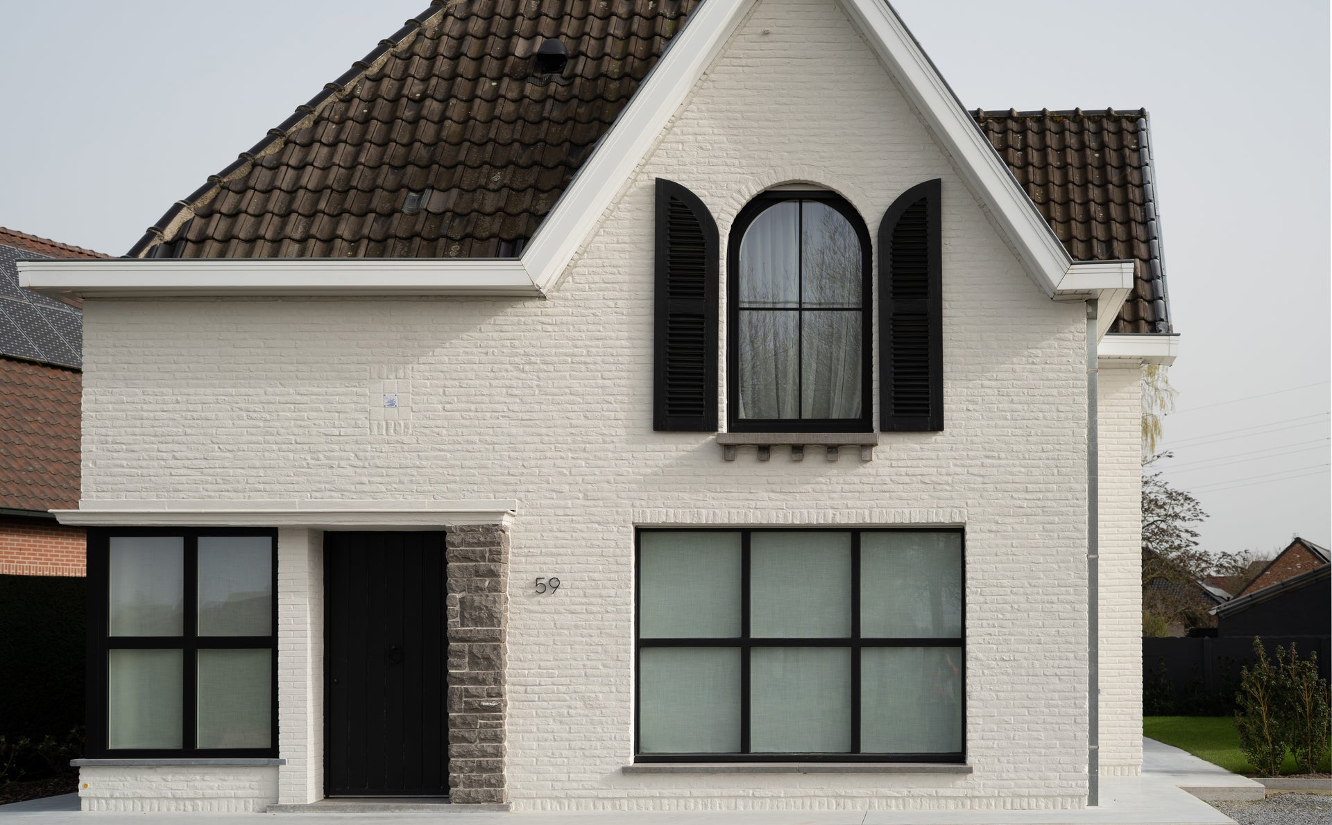 Muur buiten kalei grof op de voorgevel