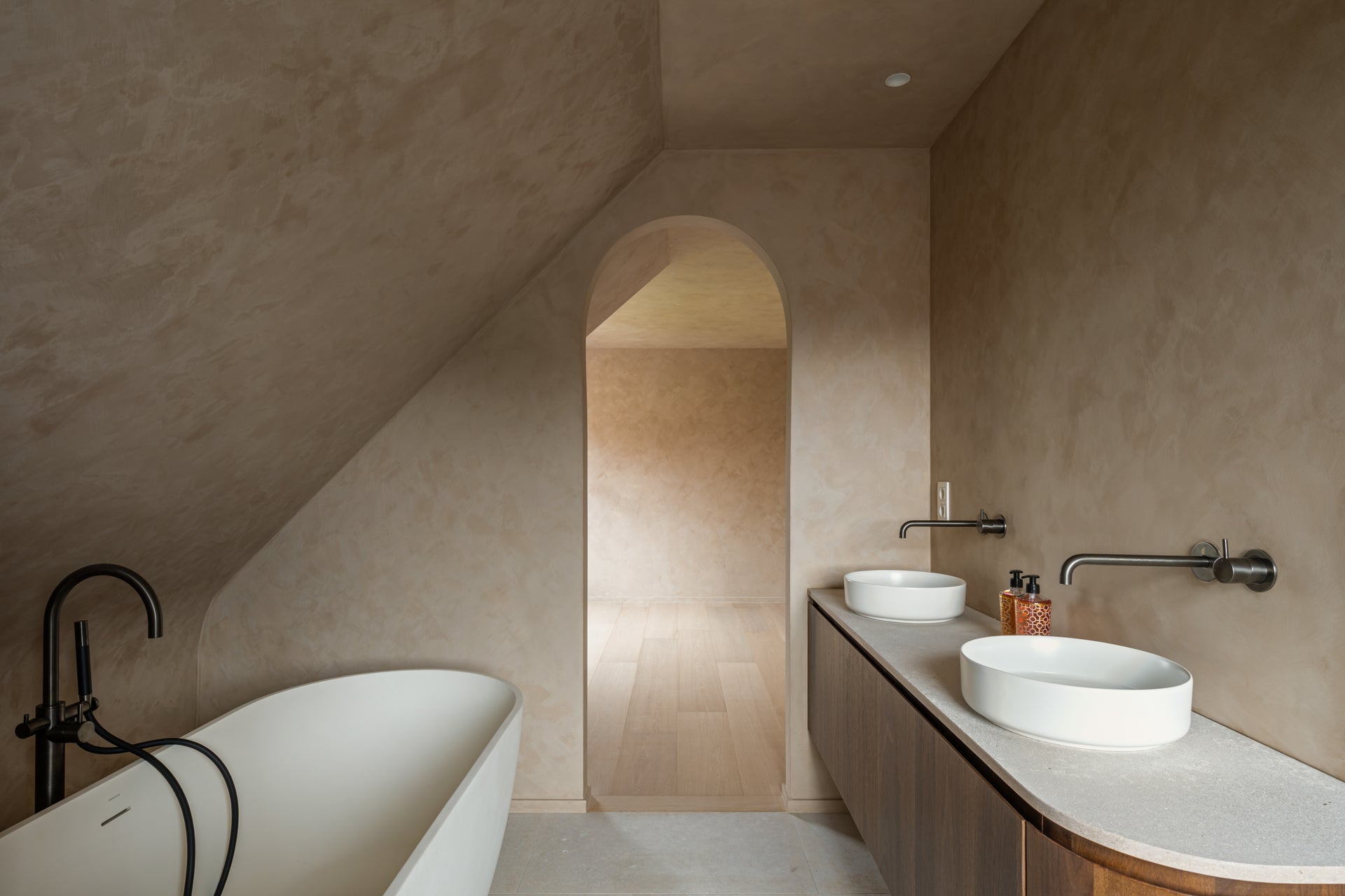 Kalkverf in de kleur Foie Grasbeige in de badkamer