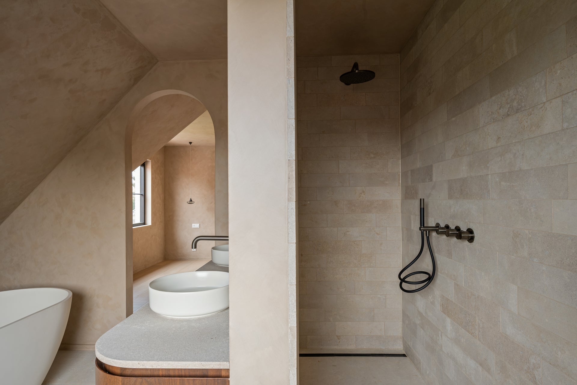 Kalkverf in de kleur Foie Grasbeige in de badkamer