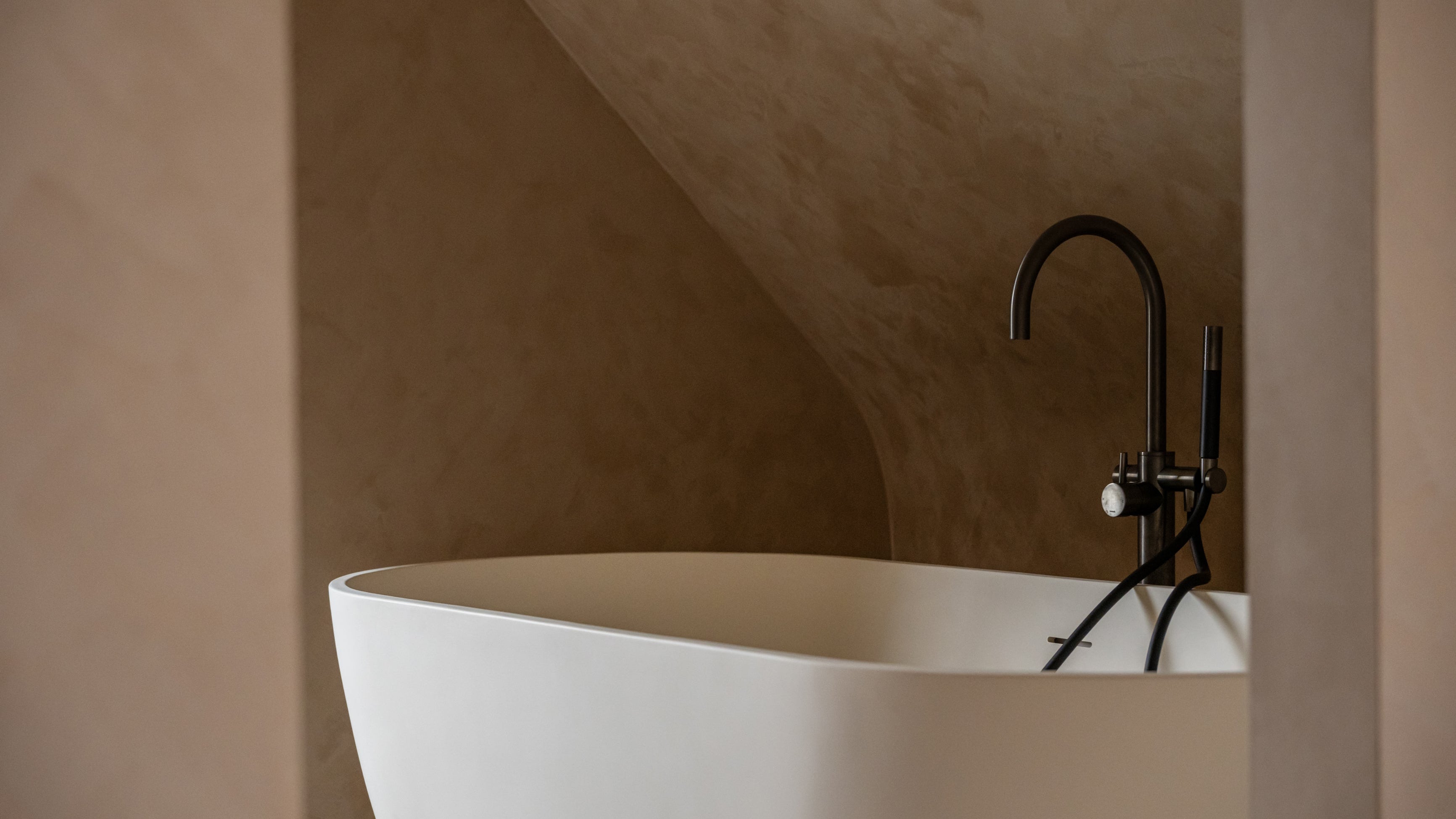 Kalkverf in de kleur foie grasbeige in de badkamer