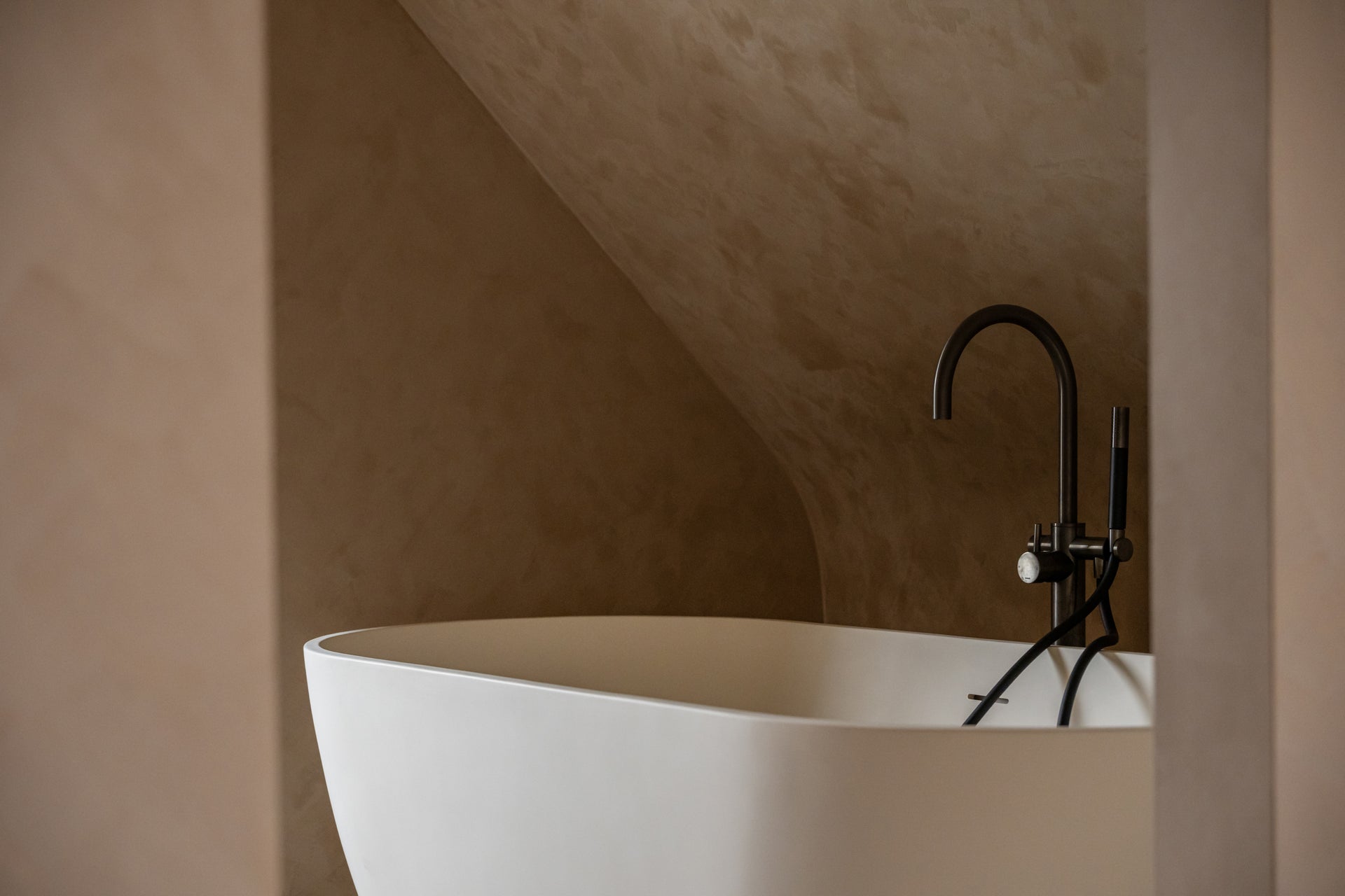 Kalkverf in de kleur Foie Grasbeige in de badkamer