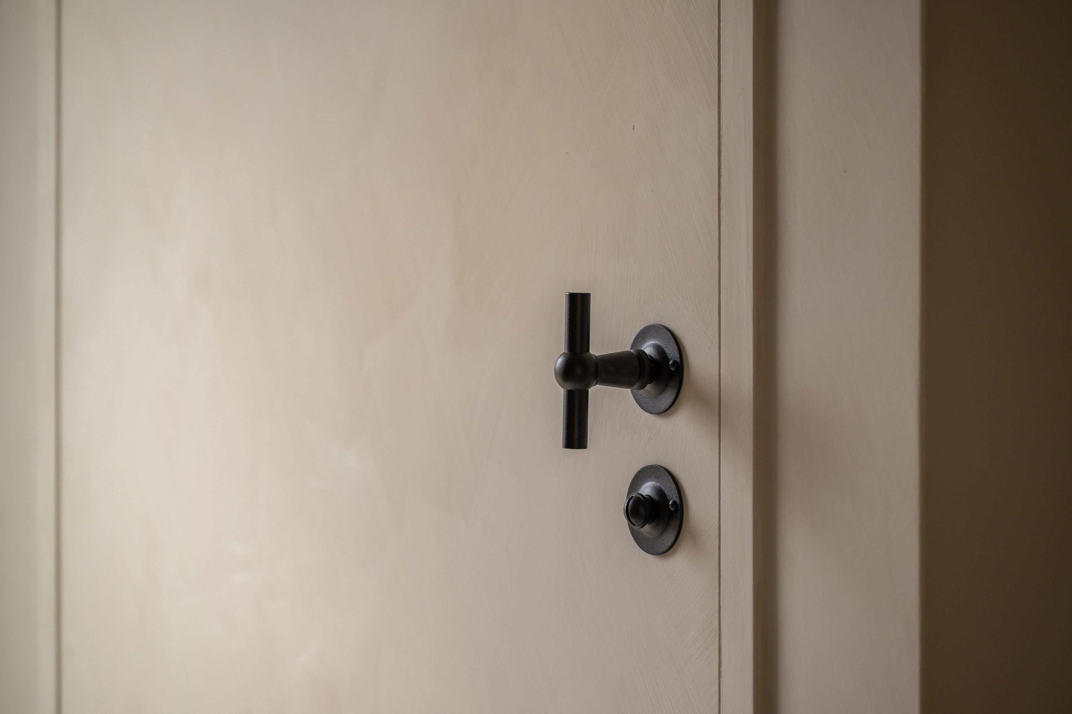 Kalkverf in de kleur graanbeige aangebracht op een deur