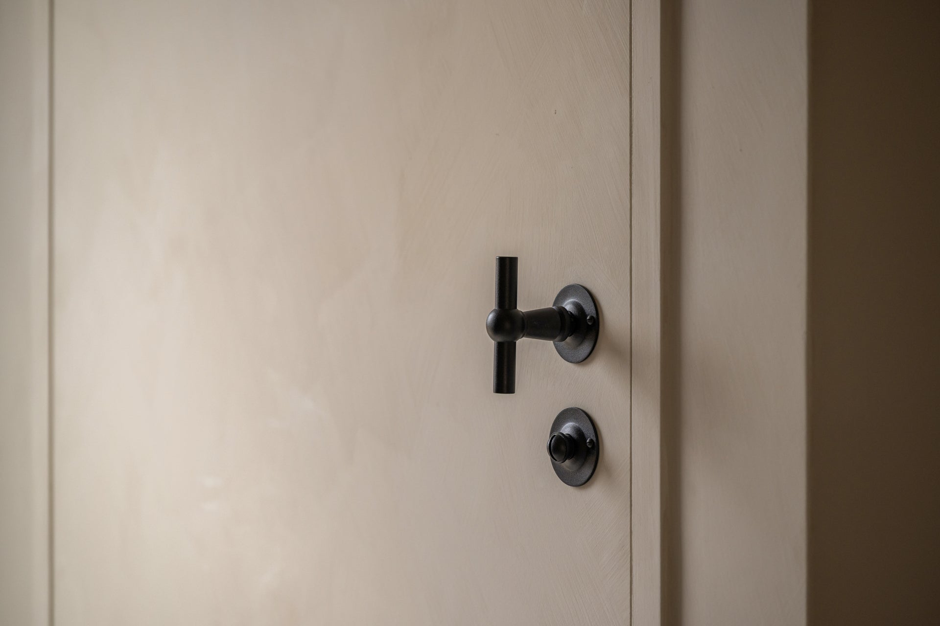 Kalkverf in de kleur Graanbeige op de deuren