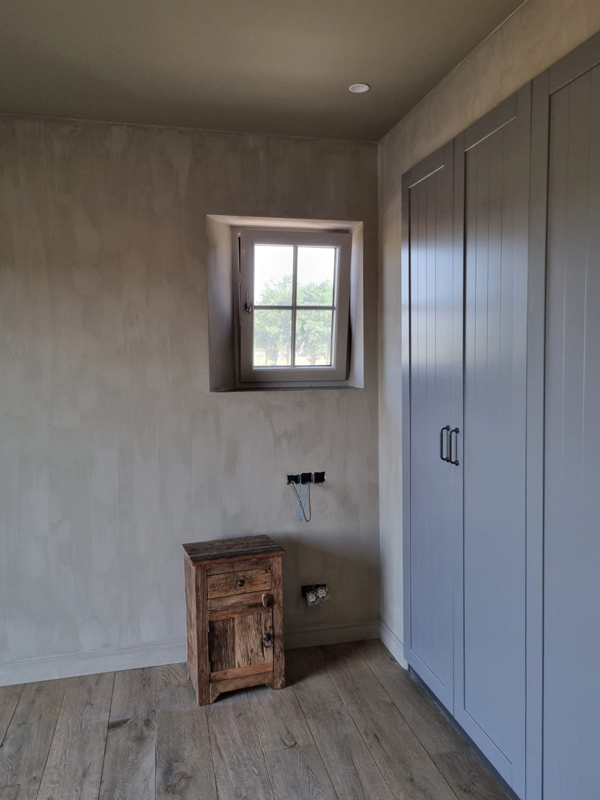 Kalkverf in de kleur chaibeige in de slaapkamer