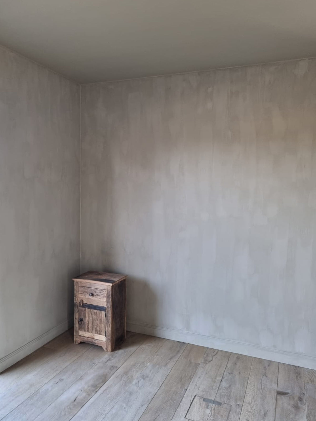 Kalkverf in de kleur chaibeige in de slaapkamer
