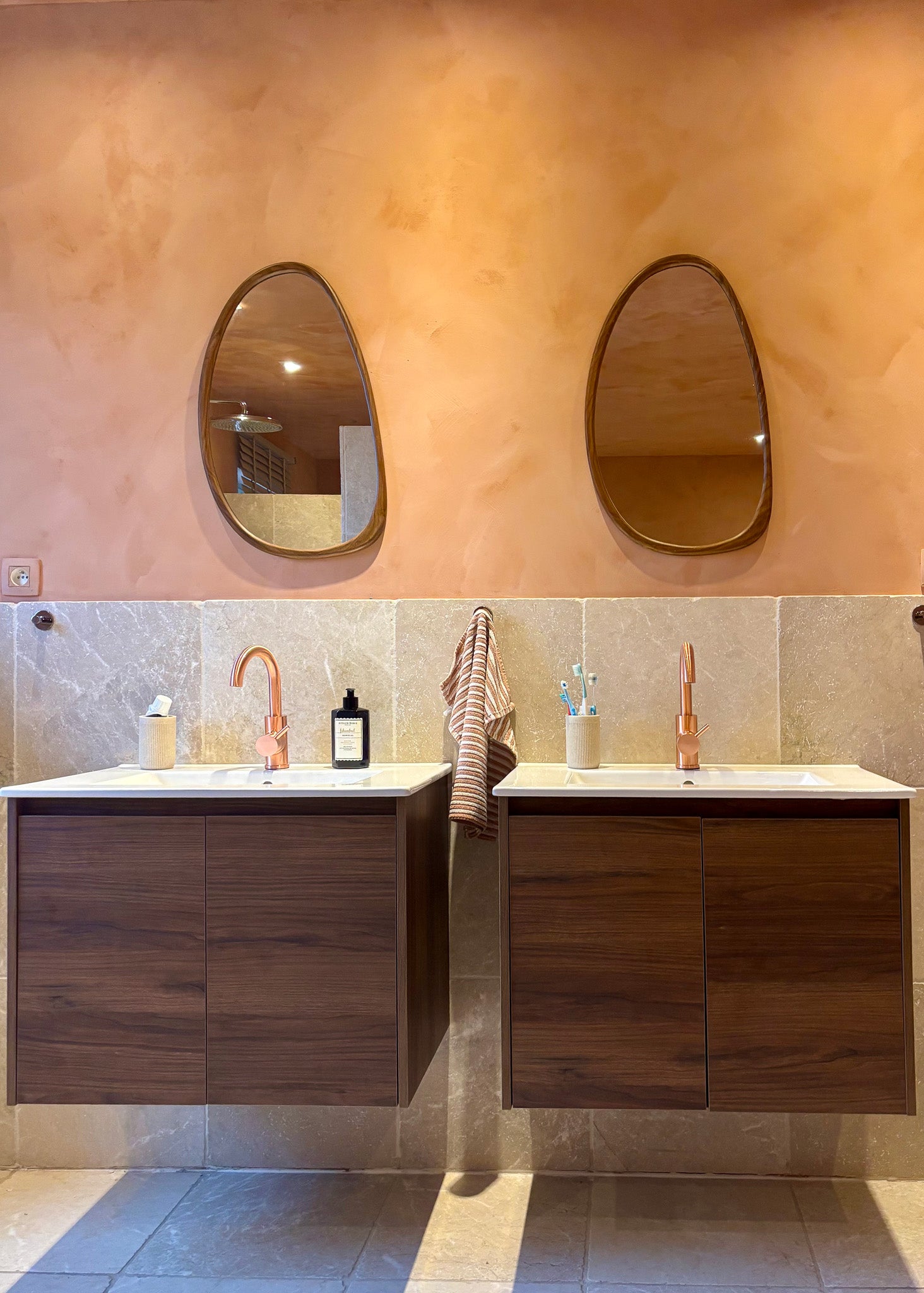 Kalkverf in de kleur Riad-oranje in de badkamer