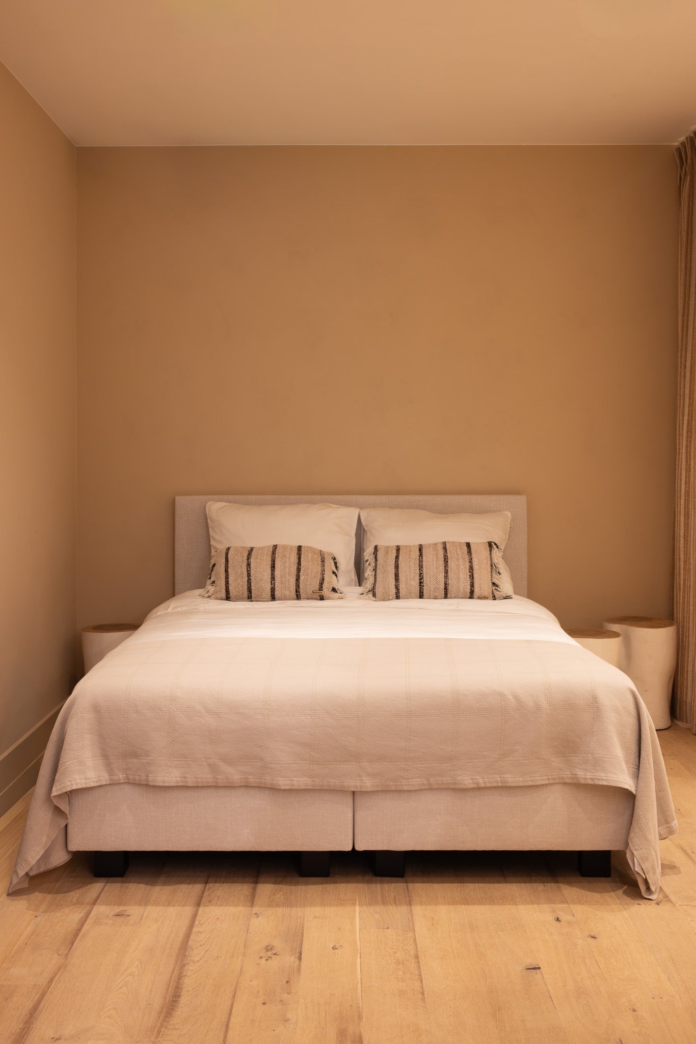structuurverf terra in de kleur bamboebeige in de slaapkamer